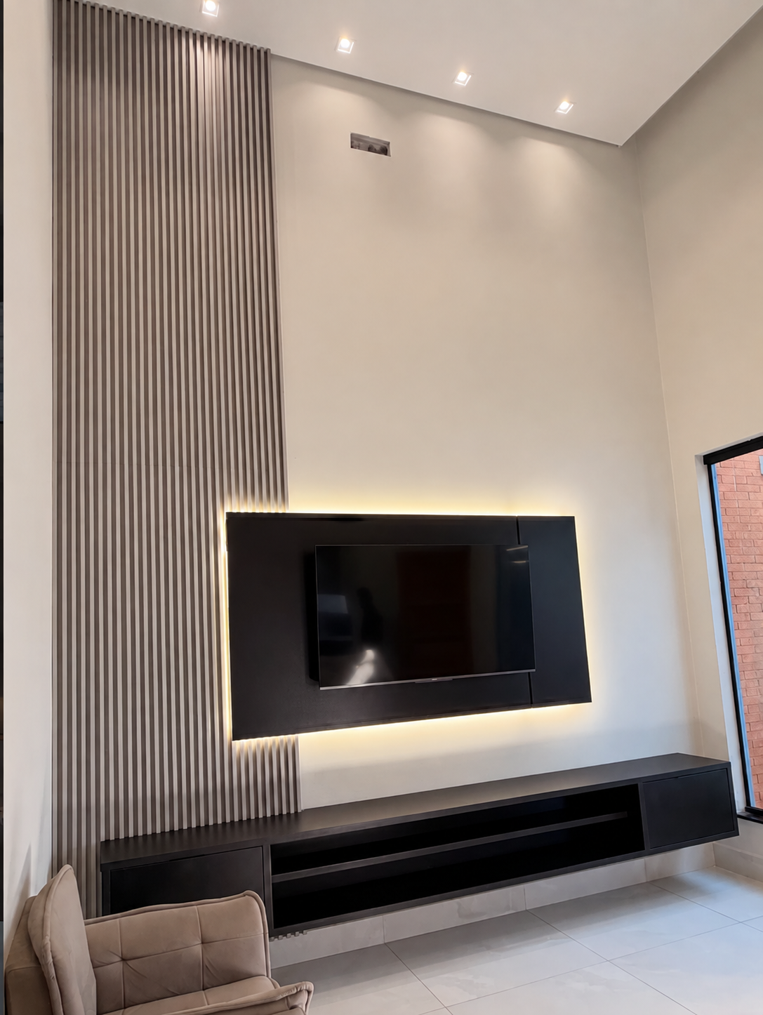 Sala de TV com painel amadeirado
